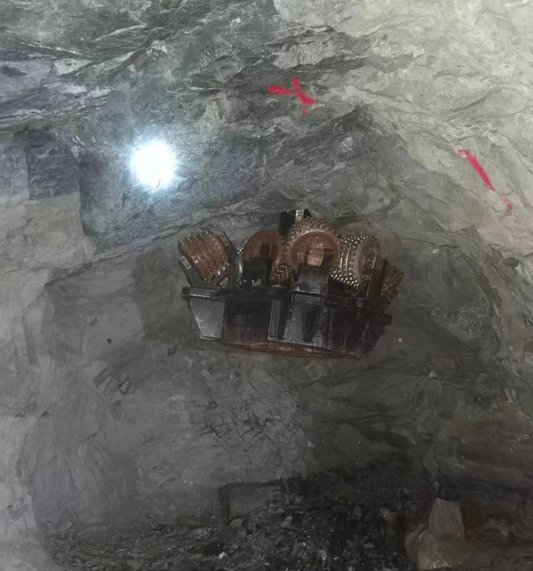 反井鉆機1.5米刀盤開始反孔 反井鉆機1.5米刀盤開始反孔